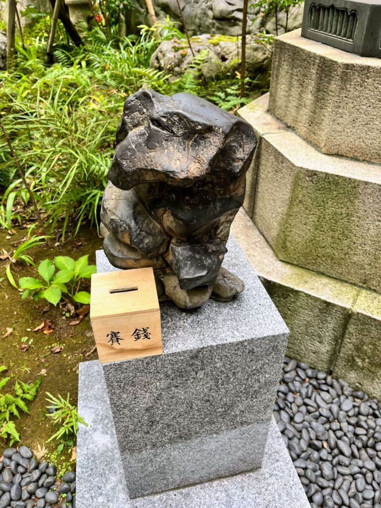 愛宕神社 招き石